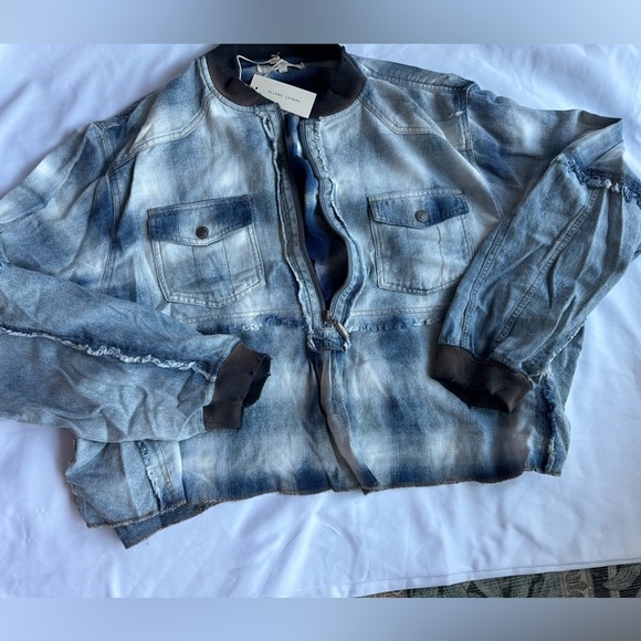 GILDED INTENT DENIM CROPPED STYLE TOP FROM BUCKLE - Picture 1 of 12